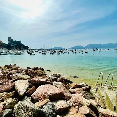 L'approdo Dei Poeti / The Poets' Haven Apartment *