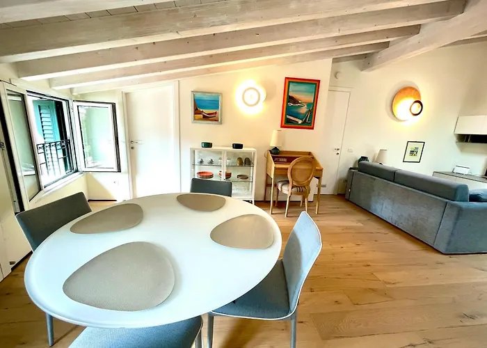 L'approdo Dei Poeti / The Poets' Haven *