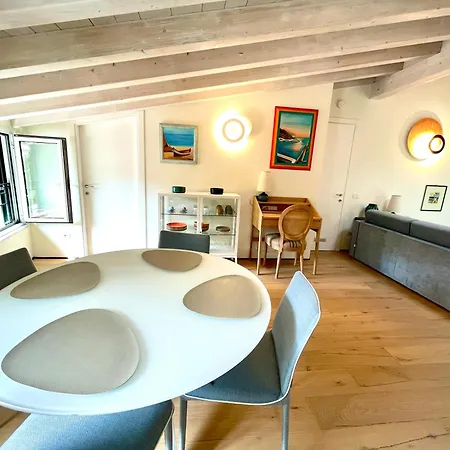L'approdo Dei Poeti / The Poets' Haven *